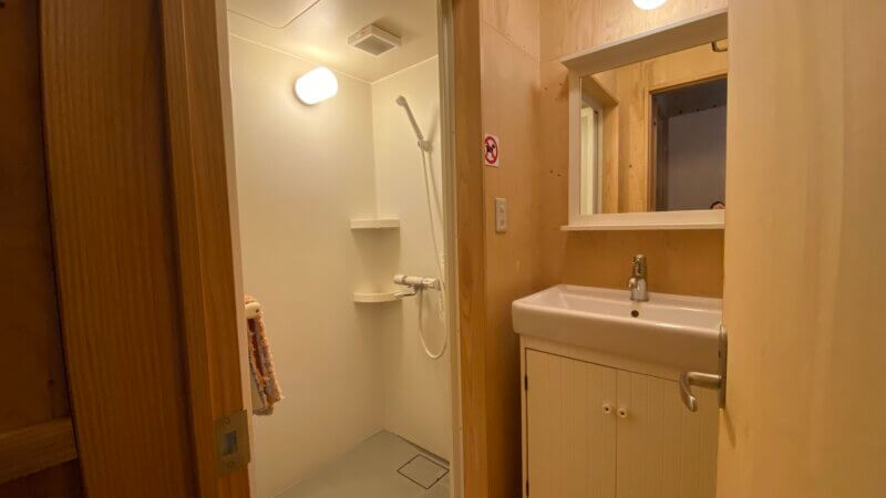洗面とシャワー室を撮影した写真